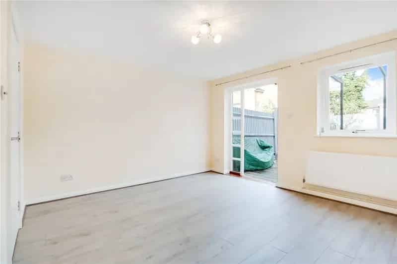 2 bedroom house in London