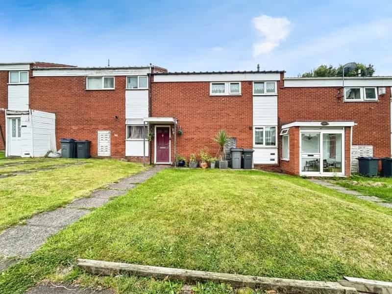 Three Bedroom House Near Schools and Shops