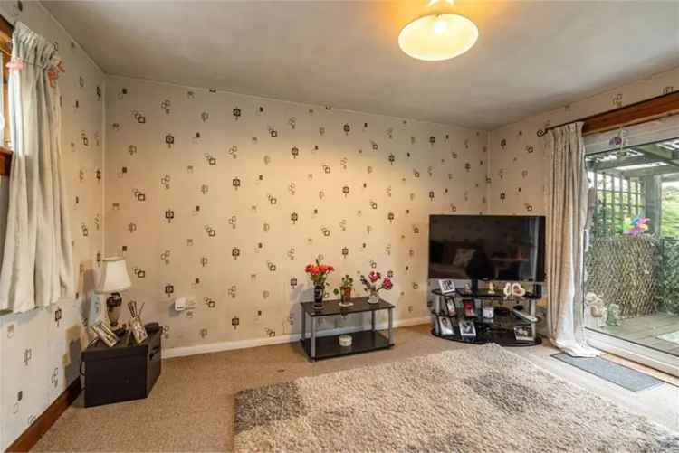 3 Bed House - End Terraced with 2 Reception Rooms