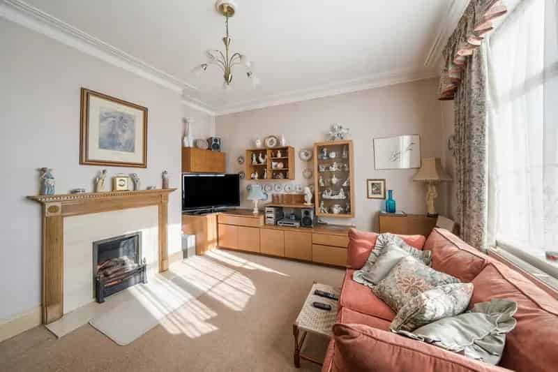 Four Bedroom Detached House with 80ft Garden Near Schools and Station