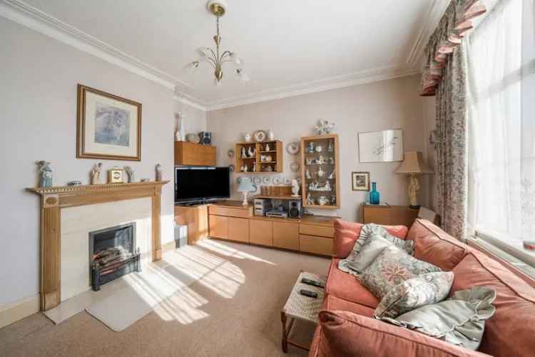 Four Bedroom Detached House with 80ft Garden Near Schools and Station
