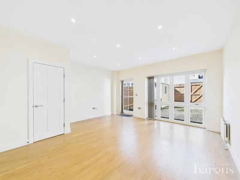3 Bed 3 Bath House For Sale Near Train Station