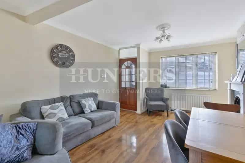 2 Bedroom House for Sale - 705 SQ FT - Brentford