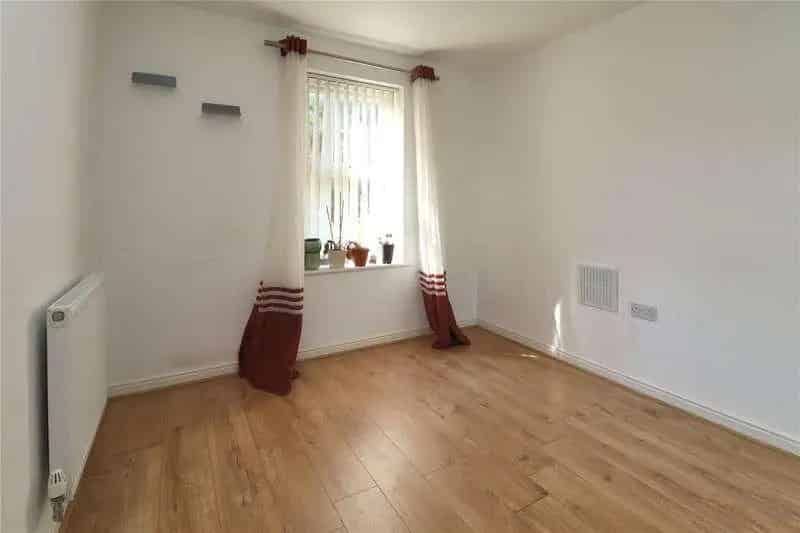 2 Bed Flat for Sale Near Woking Town Centre and Station