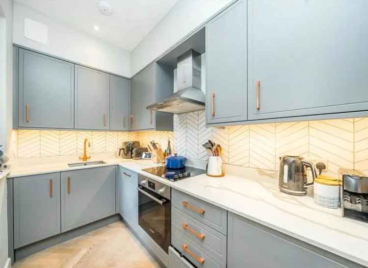 One Double Bedroom Victorian Conversion Apartment Wimbledon
