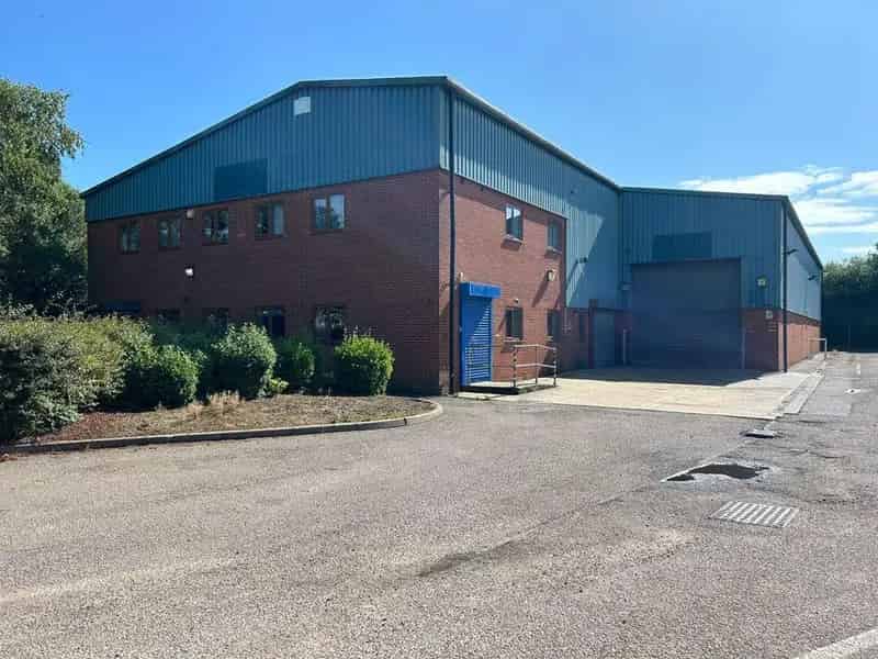 Self Contained Modern Industrial Unit To Let