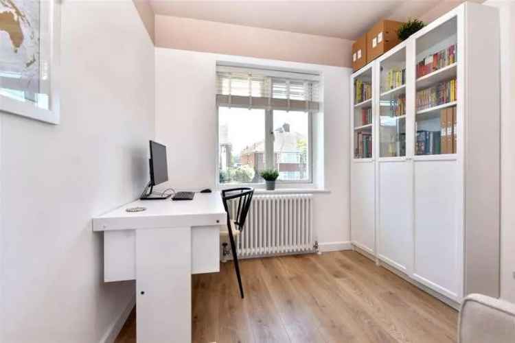 5 Bed House For Sale Family Home High Spec Kitchen Garden Parking