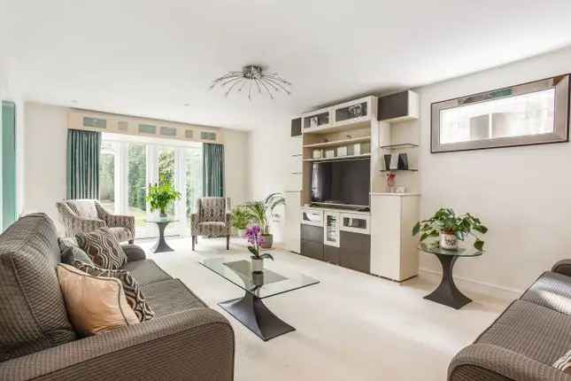 Detached House for Sale in Stanmore HA7 2057 sq ft