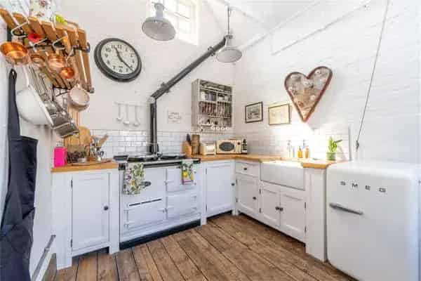 One Bedroom Detached House St Margarets Twickenham
