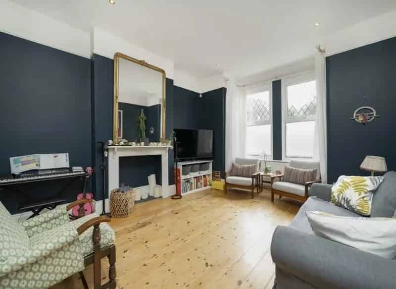 Four Double Bedroom End of Terrace House with Large Garden