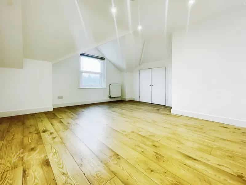 1 Bedroom Flat to Rent April Modern Kitchen Off Street Parking