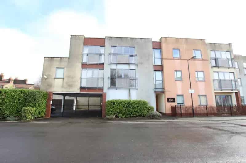 2 Bedroom Flat to Rent - Modern Apartment with Parking