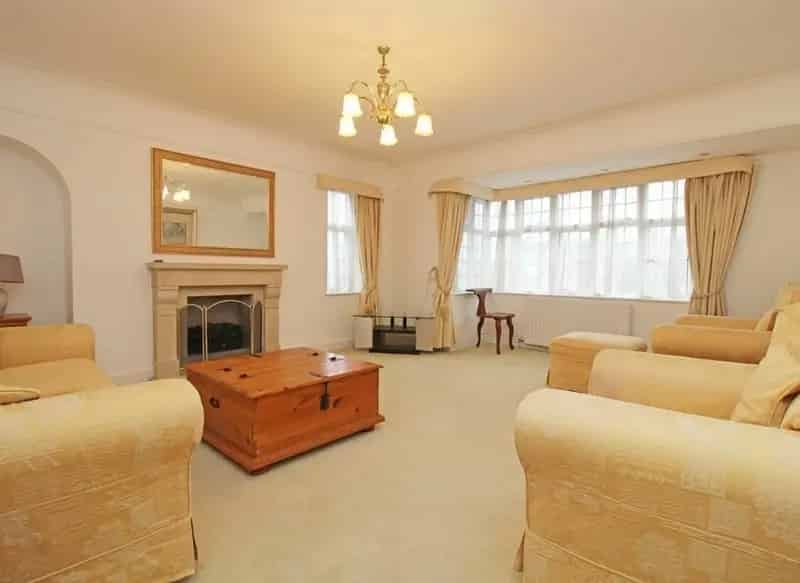 Two Double Bedroom Mock Tudor Apartment For Rent