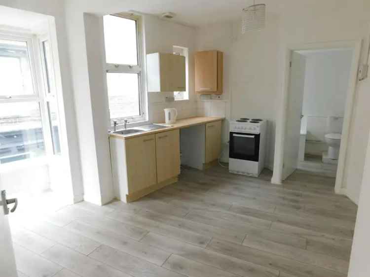 Flat For Rent in High Street, Borough of Swale, England