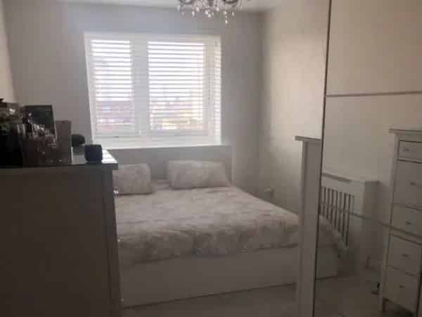 Large 2-Bedroom Canary Wharf Flat Near DLR