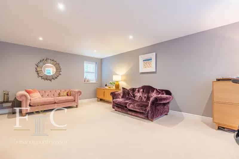 6 Bedroom Detached House for Sale Woodlands Drive Hoddesdon
