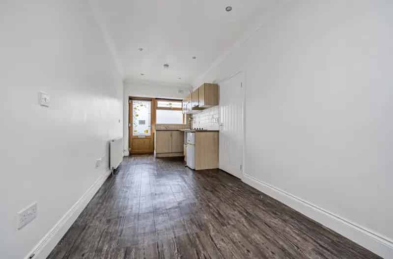 1 Bedroom Apartment near Potters Bar Station - Gas, Water & Electric Included