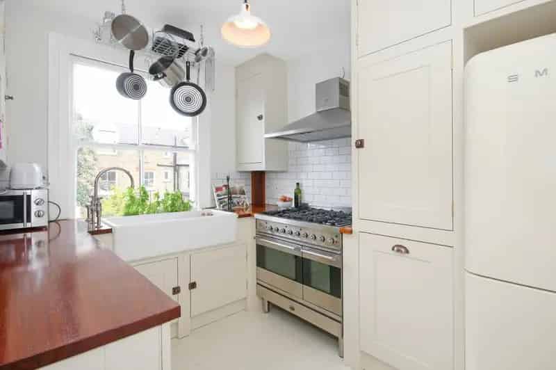 2 Bedroom Flat Tooting Bec Station London