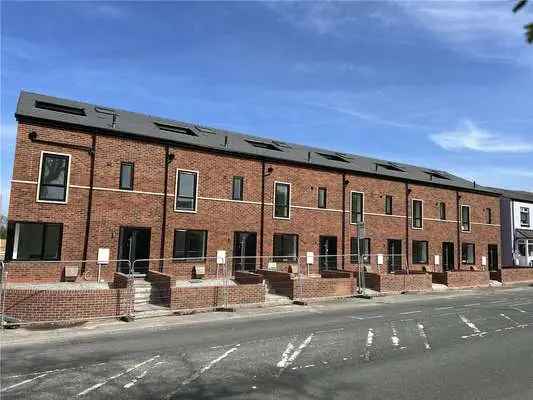 Luxury 4-Bedroom Houses with Terraces Near Hazel Grove