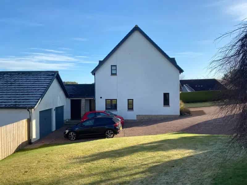Villa For Sale in Drumoig - Family Home with Garden and Range Views