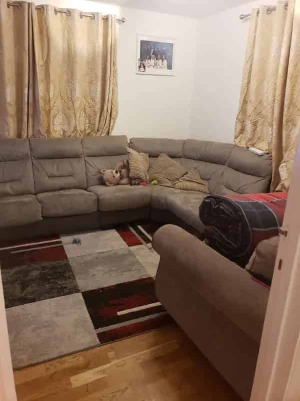 Wheelchair Accessible Ground Floor Home Near Shops and DLR