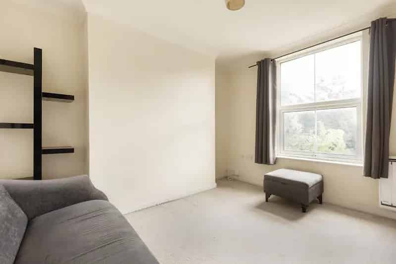 One Bedroom Apartment Wimbledon Off Street Parking Close To Station
