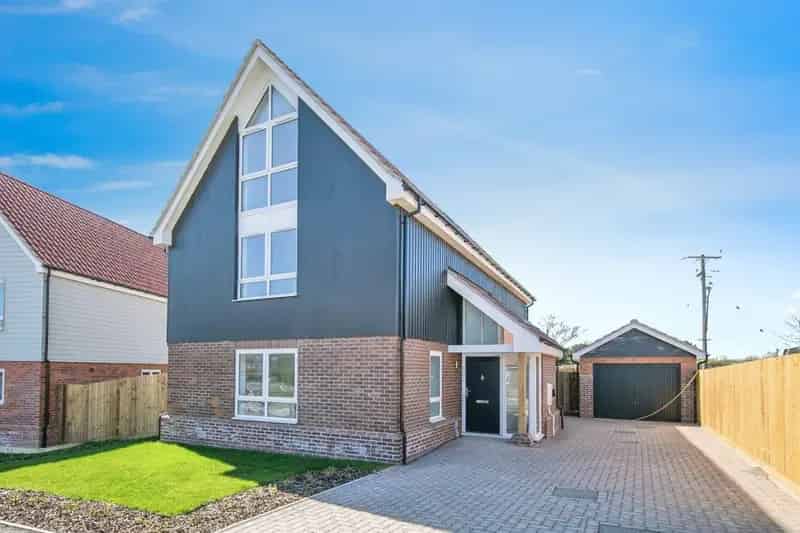 Luxury Barn-Style Home Four Double Bedrooms Modern Amenities