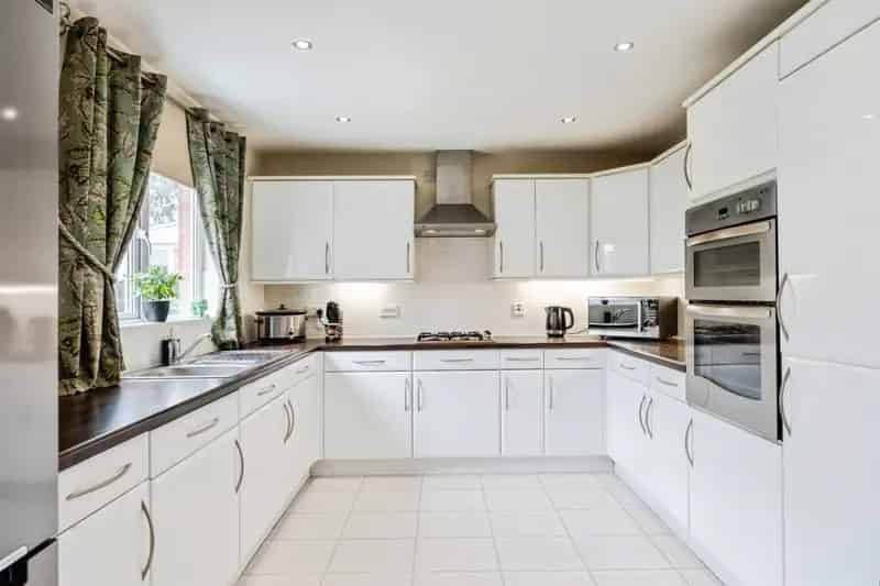 Spacious Detached Villa Four Bedrooms Family Home