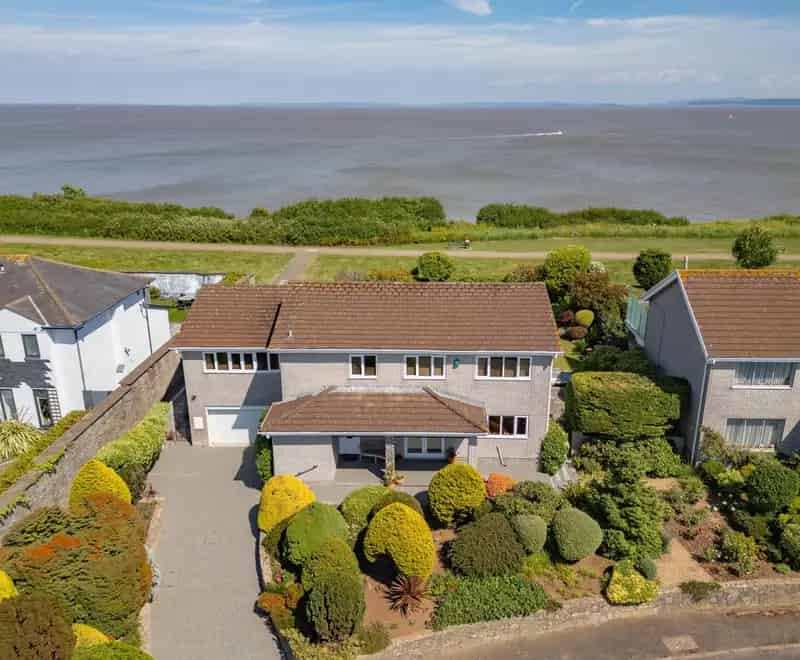 4 Bedroom Detached House with Sea Views Penarth