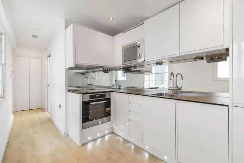 Spacious Ground Floor Flat with Sash Windows and High Ceilings