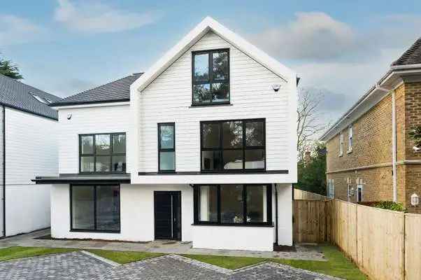 New 4-Bedroom Family Home with Open Plan Kitchen and Garden