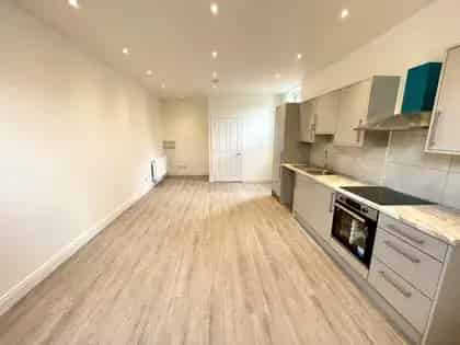 2 Bed Flat Manchester - Newly Renovated Apartment