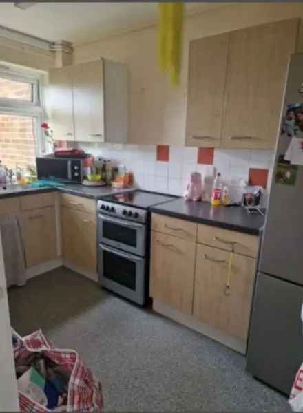 One Bedroom Flat Near Amenities Bath Shower Parking