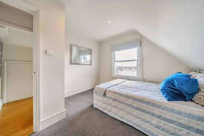 One Double Bedroom Apartment near Tube and Common