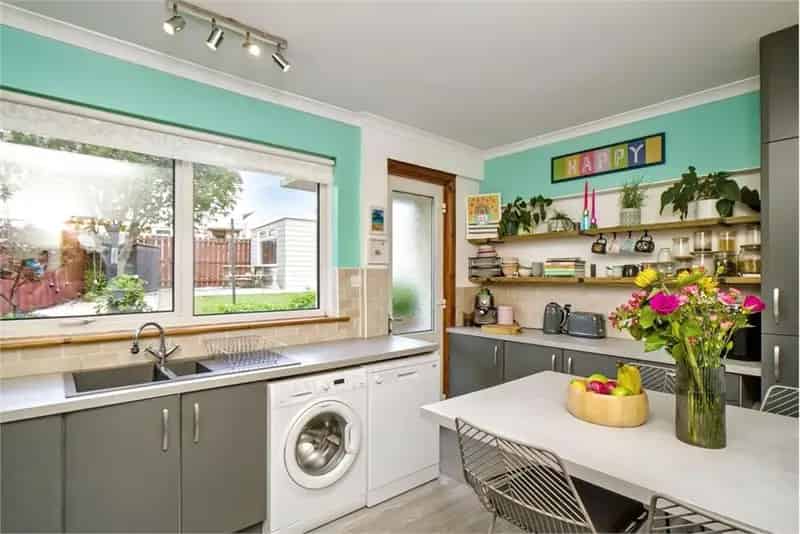 3 Bed House Terraced with 1 Reception Room and Garden Room