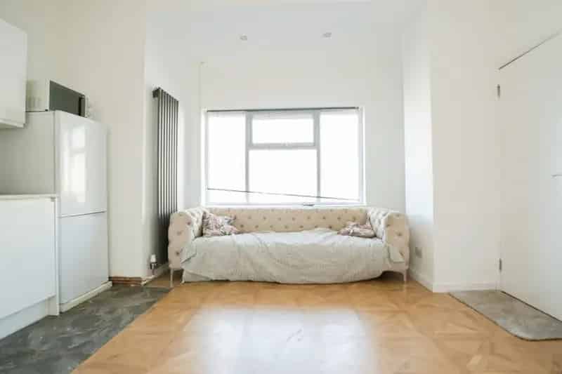 2 Bedroom Flat High Standard Renovation Off Road Parking