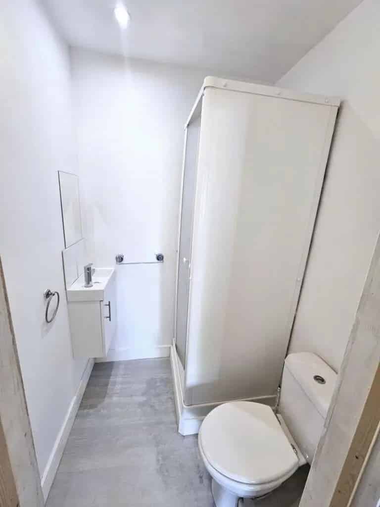 Furnished Double Room with Private Ensuite near Kingswood High Street