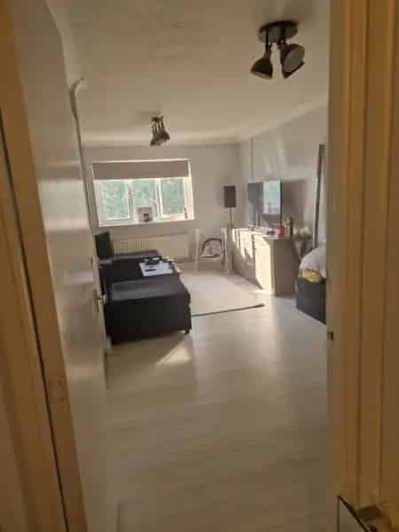 2 Bed Maisonette Near Woods and Fields Good Schools
