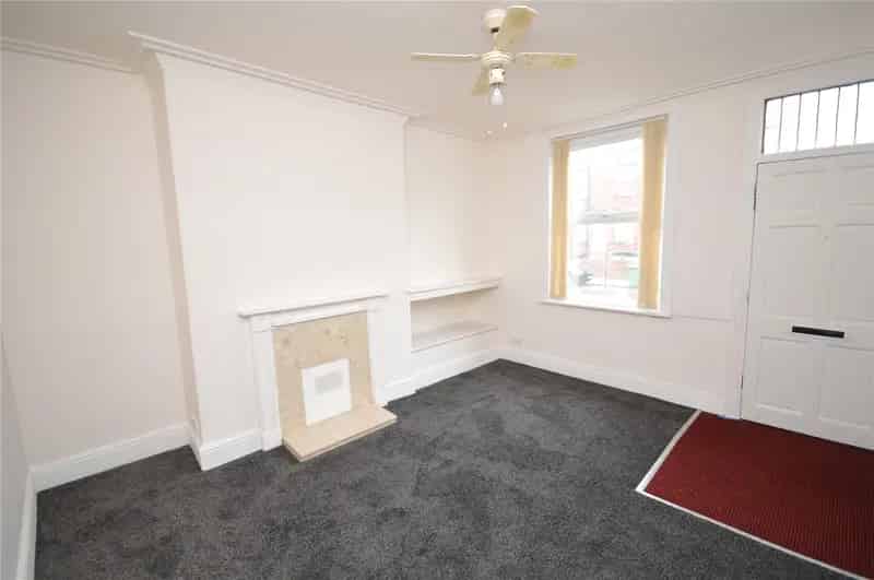 2 Double Bedroom House Near M62 and M1 Motorways