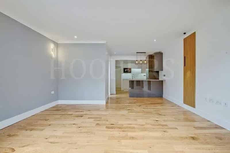 2 bed flat for sale