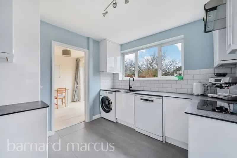 Three Bedroom Semi-Detached House New Malden