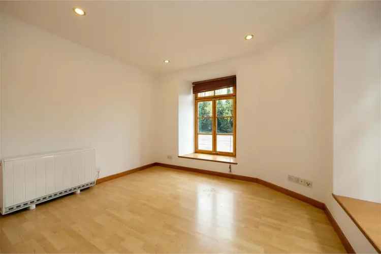 2 Bed Flat Ground Floor Edinburgh Shore Allocated Parking