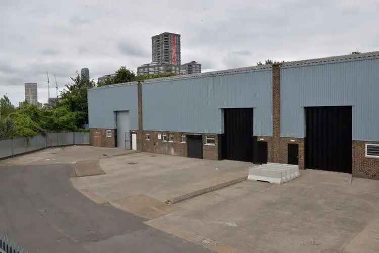 Warehouse for Rent - 10m Ceiling, Loading Door, Great Parking