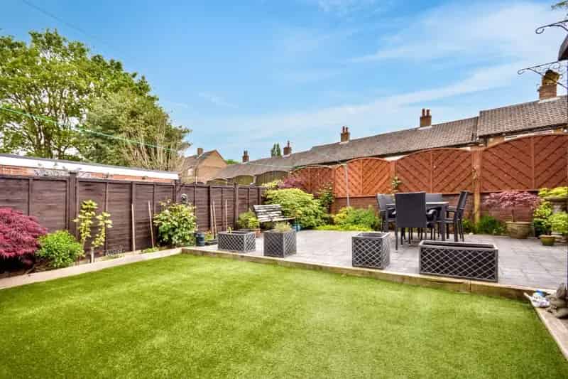 Three Bedroom Semi Detached House WF12 Ample Parking Landscaped Garden