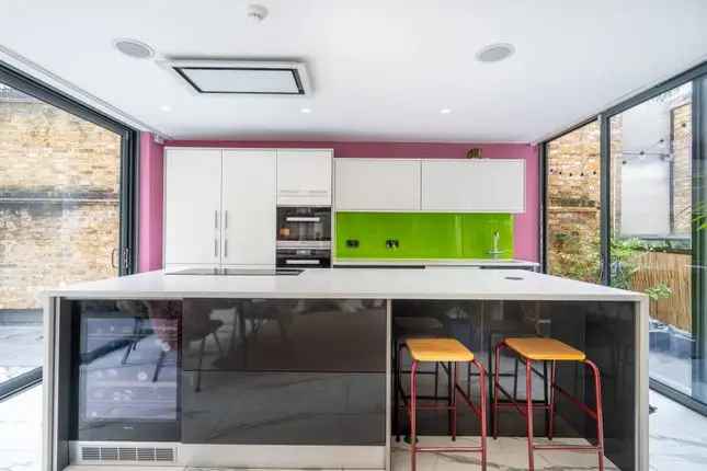 Flat for sale in Ladbroke Grove, North Kensington, London W10