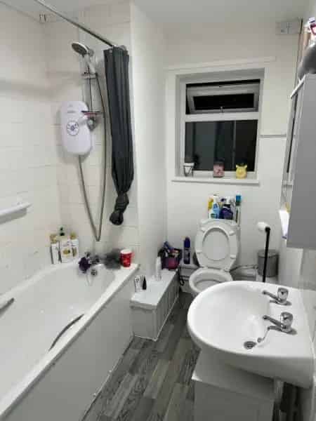 2 Bed House with Garden Shed