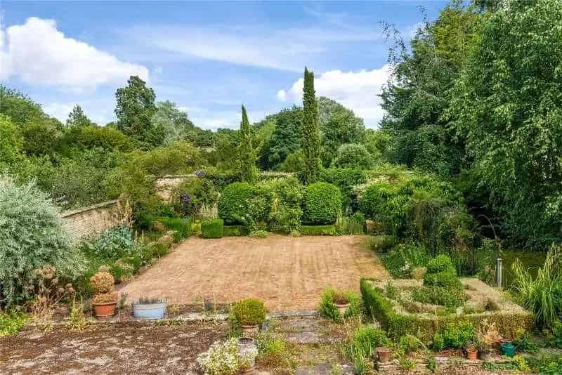 5 Bed House for Sale Ample Parking Large Garden