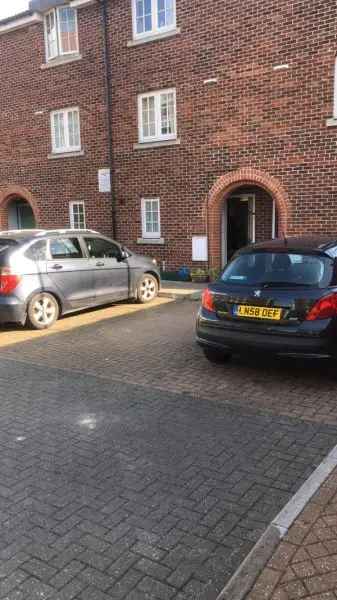 3 Bed Mid Terrace House Near Transport Links