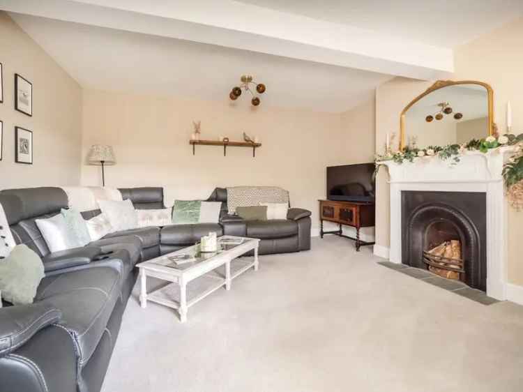 3 Bedroom Semi Detached House Little Plumstead NR13