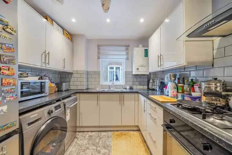 Spacious 3-Bedroom Flat Top Floor Period Conversion 783 sq ft